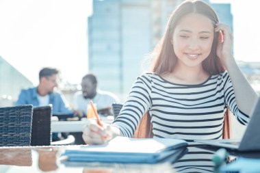 Olumlu memnun esmer erkek notlar