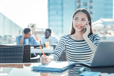 Rüya gibi kız yeni proje hakkında düşünme