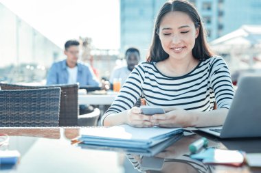 İki erkek silüeti arka plan üzerinde oturan