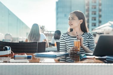 Taze meyve suyu içme rüya kız