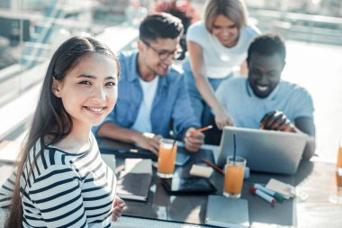 Ön plan üzerinde oturan çekici Uluslararası Bayan