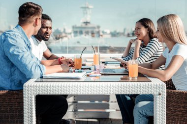 Terasta oturan öğrencilerin grup