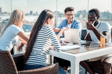 Esprilerine gülen komik uluslararası adam