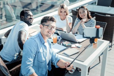 Kameraya poz mutlu grup arkadaşları