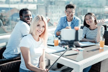 Neşeli genç insanlar kameraya gülümseyen