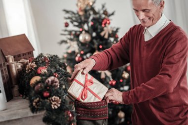 Memnun emekli hediye kutusu gizleme