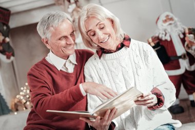 Mutlu kadın kişi aşağı doğru bakıyor