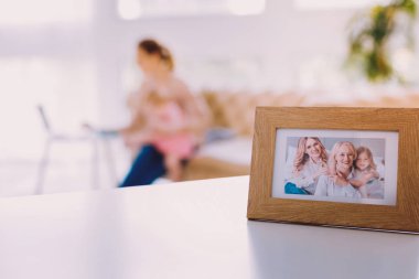 Güzel fotoğraf ayakta iken çalışan bir genç kadın masada