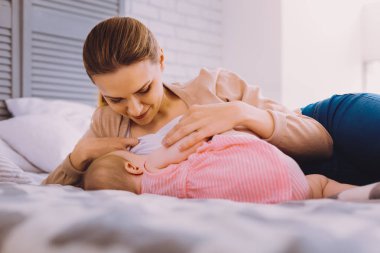 Arayan genç anne bebeğini emzirme sırasında sakin