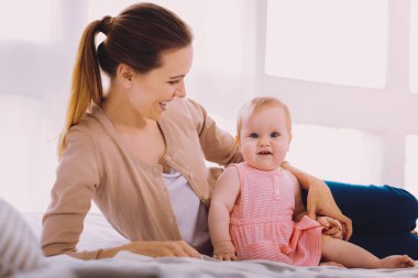 Mutlu anne onun pozitif bebek bakarken gülümseyen