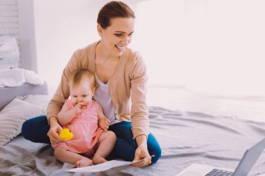 Hevesli işkadını bir bebekle kalırken verimli bir gün sahip
