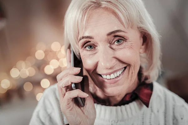 Позитивный восторг от телефонного разговора женщины — стоковое фото
