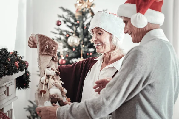 Szczęśliwa para patrząc na świąteczne dekoracje — Zdjęcie stockowe