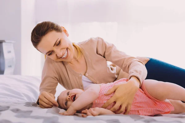 Joven mujer de negocios relajándose con su bebé mientras está en casa —  Fotos de Stock