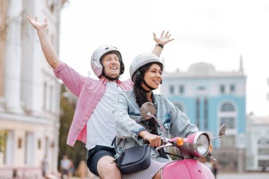 Motosiklet üzerinde gidiş mutlu iyimser çift