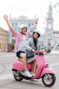 Seven pozitif çift motosiklet üzerinde eğleniyor