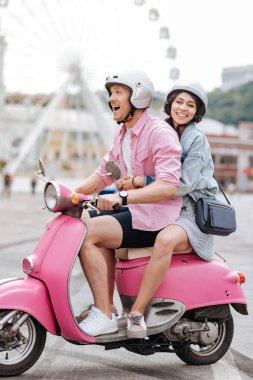 Sürücü Motosiklet öğrenme dinç yakışıklı adam