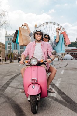 Alışverişten dönen güzel çift