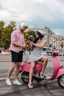 Sevgi dolu samimi adam çiçek sunulması