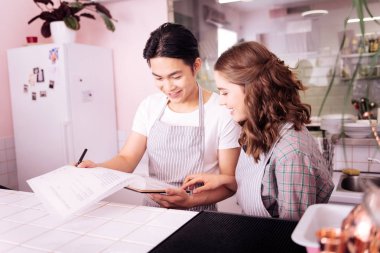 İki gelecek vaat eden girişimciler onların küçük kafe için menü oluşturma