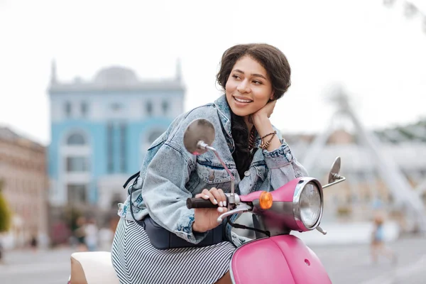 Pensativo feliz mujer soñando en moto —  Fotos de Stock