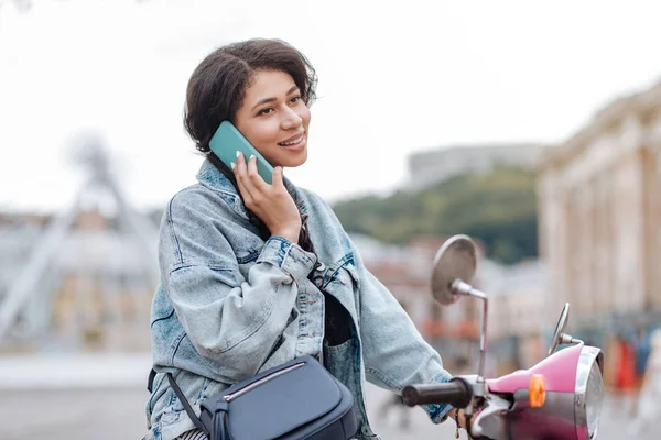 Отражающая счастливая женщина отвечает на звонок — стоковое фото