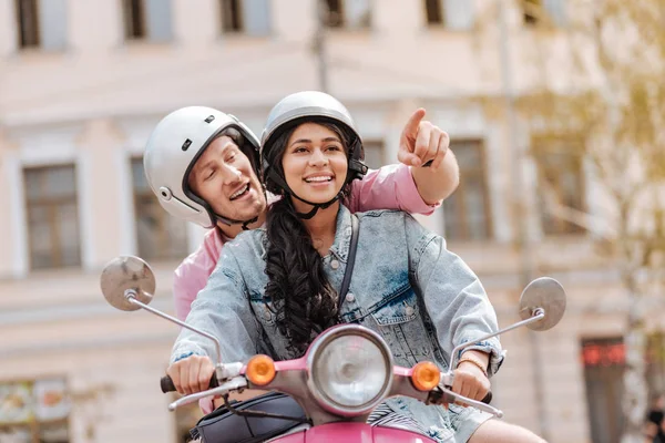 Atractiva pareja positiva tratando de moto tour —  Fotos de Stock