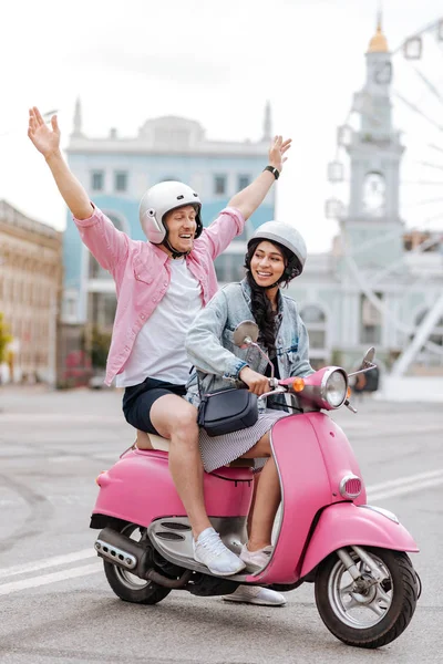 Liebendes positives Paar hat Spaß auf dem Motorrad — Stockfoto
