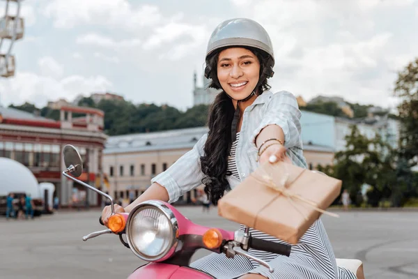 Feliz mulher alegre propondo gif — Fotografia de Stock