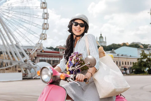 Mulher muito feliz dirigindo durante o fim de semana — Fotografia de Stock