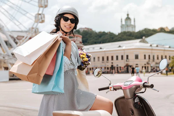 Bem sucedida mulher agradável terminar de fazer compras — Fotografia de Stock