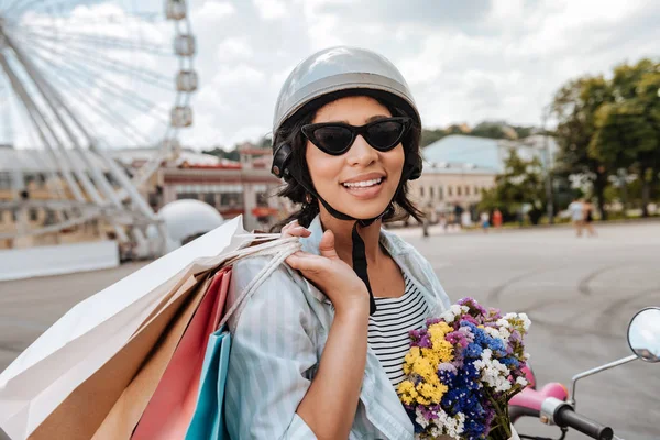 Mulher alegre exuberante descansando durante as compras — Fotografia de Stock