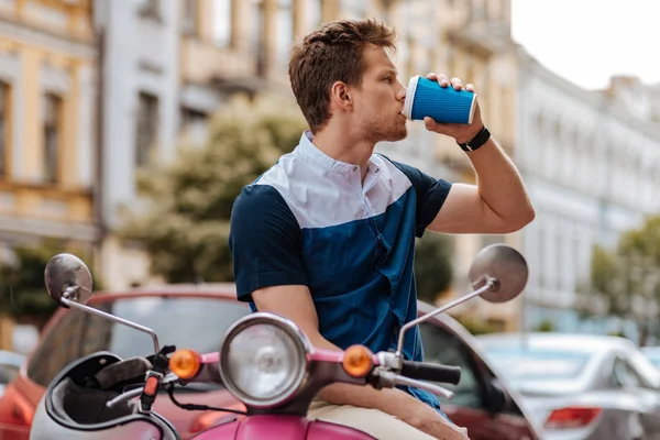 Bonito homem confiante bebendo café — Fotografia de Stock