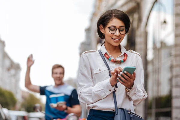 Vrolijk vrouwelijke collega typen bericht — Stockfoto