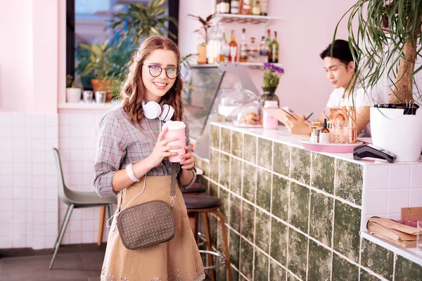 Moderne modieuze student bril permanent in de coffeeshop — Stockfoto