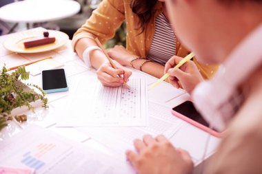 Bilezik erkek arkadaşıyla ders giyen güzel öğrenciler