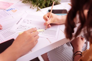 Onların biyoloji test tamamlayan iki çalışkan öğrenciler