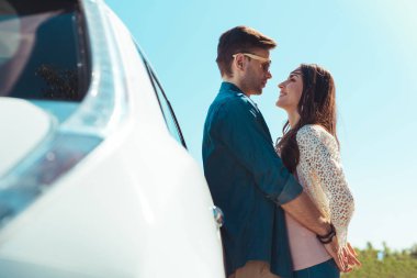 Çok romantik tarih sahip tatlı sevgi dolu çift