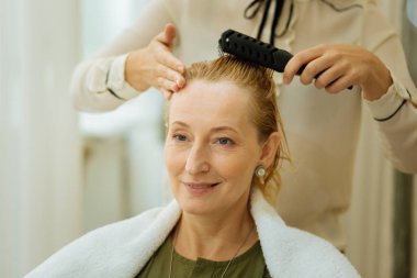 Güzel sarışın bir kadının portresi.