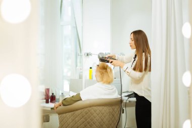 Çalışan ciddi genç kadın