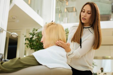 İstemciler saçlarını dokunmadan güzel ciddi kadın