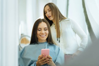 Çekici güzel kadın bir mesaj okuma