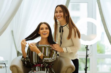 Güzel genç kadın saçlarını dokunmadan