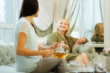 Hoş yaşlı kadın kızını ziyaret