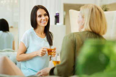 Güzel genç kadın çay içme