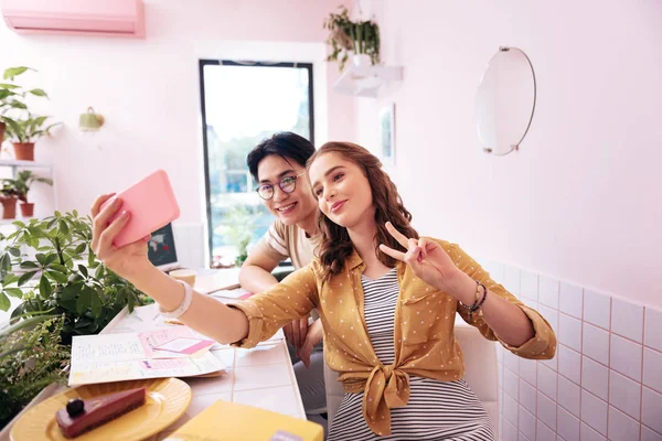 Modern good-looking students making selfie in coffee room — Stock Photo, Image