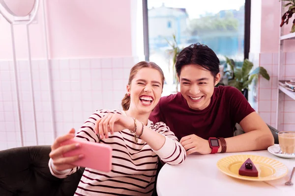 Rindo namorada fazendo selfie memorável com seu homem — Fotografia de Stock