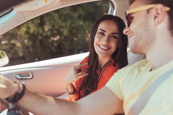 Vrolijke vrouw genieten van communicatie met haar vriendje — Stockfoto