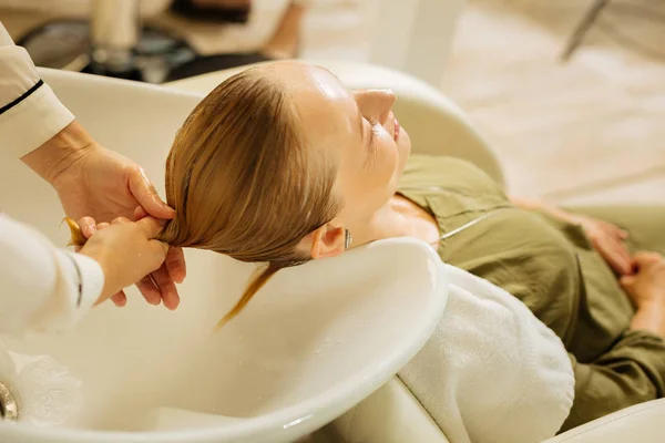 Primer plano de cabello rubio femenino —  Fotos de Stock