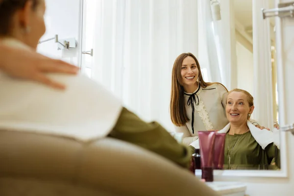 Que Olhar Maravilhoso Mulher Alegre Atraente Sorrindo Enquanto Conversa Com — Fotografia de Stock